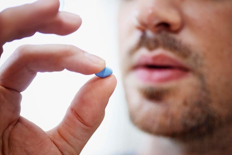muškarac uzima tabletu za poticanje potencije