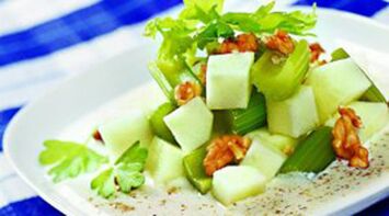 Salata od jabuka s celerom i orasima
